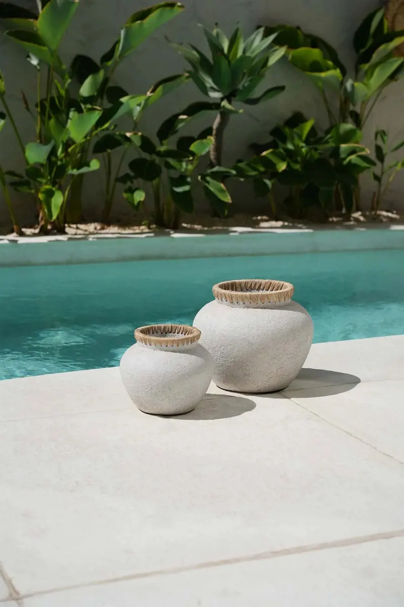 The Styly Vase, Terrakottavase mit Raffia von Bazar Bizar, Größe S, Beton-Natur, Ansicht 2