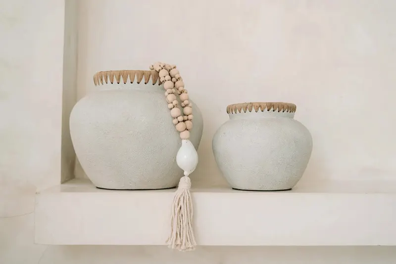 The Styly Vase, Terrakottavase mit Raffia von Bazar Bizar, Größe S, Beton-Natur, Ansicht 3
