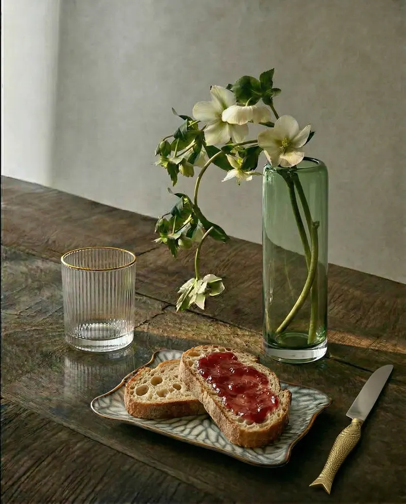 The Tall Vert Vase, grüne Vase aus Recyclingglas von Bazar Bizar, Größe 7 × 7 × 26 cm, Ansicht 2