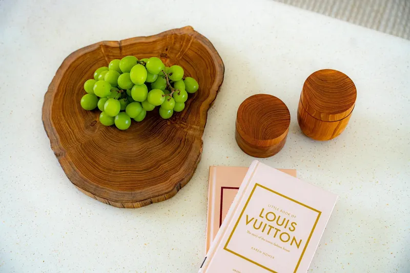 The Teak Root Cutting Board Schneidbrett aus Teakwurzelholz von Bazar Bizar, Größe 34 × 34 × 2 cm, Natur, Ansicht 2