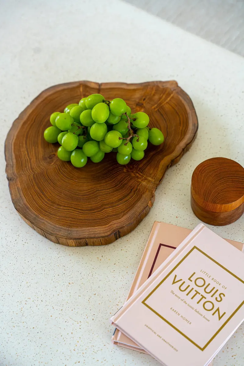 The Teak Root Cutting Board Schneidbrett aus Teakwurzelholz von Bazar Bizar, Größe 34 × 34 × 2 cm, Natur, Ansicht 4