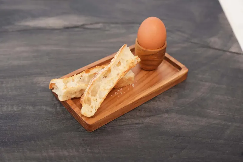 The Teak Root Egg Cup, Eierbecher aus Teakwurzelholz von Bazar Bizar, Größe 5 × 5 × 5 cm, Natur, Ansicht 4