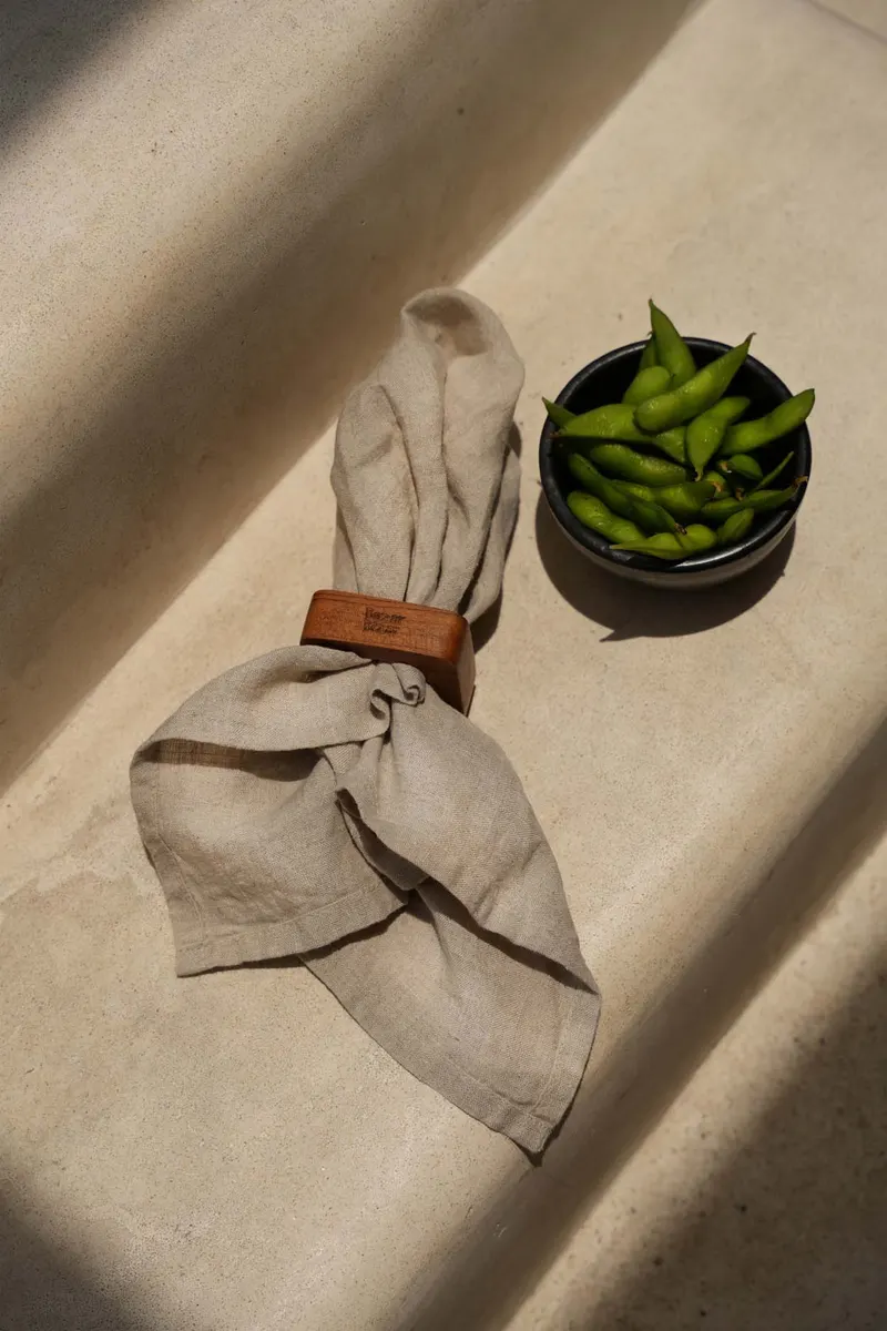 The Teak Root Napkin Rings Serviettenring aus Teakwurzelholz von Bazar Bizar, Größe 6 × 6 × 2 cm, Natur, Ansicht 4