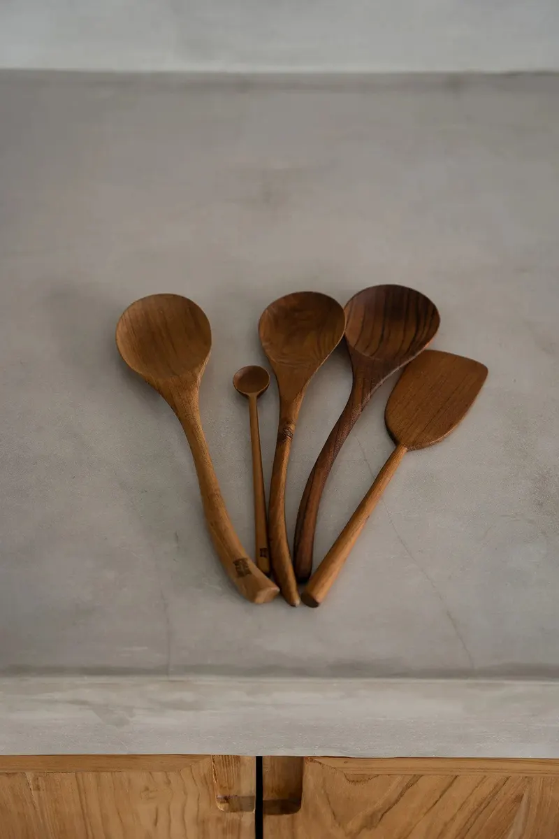 The Teak Root Spatula Küchenutensil aus Teakwurzelholz von Bazar Bizar, Größe 28 × 6 × 1 cm, Natur, Ansicht 2