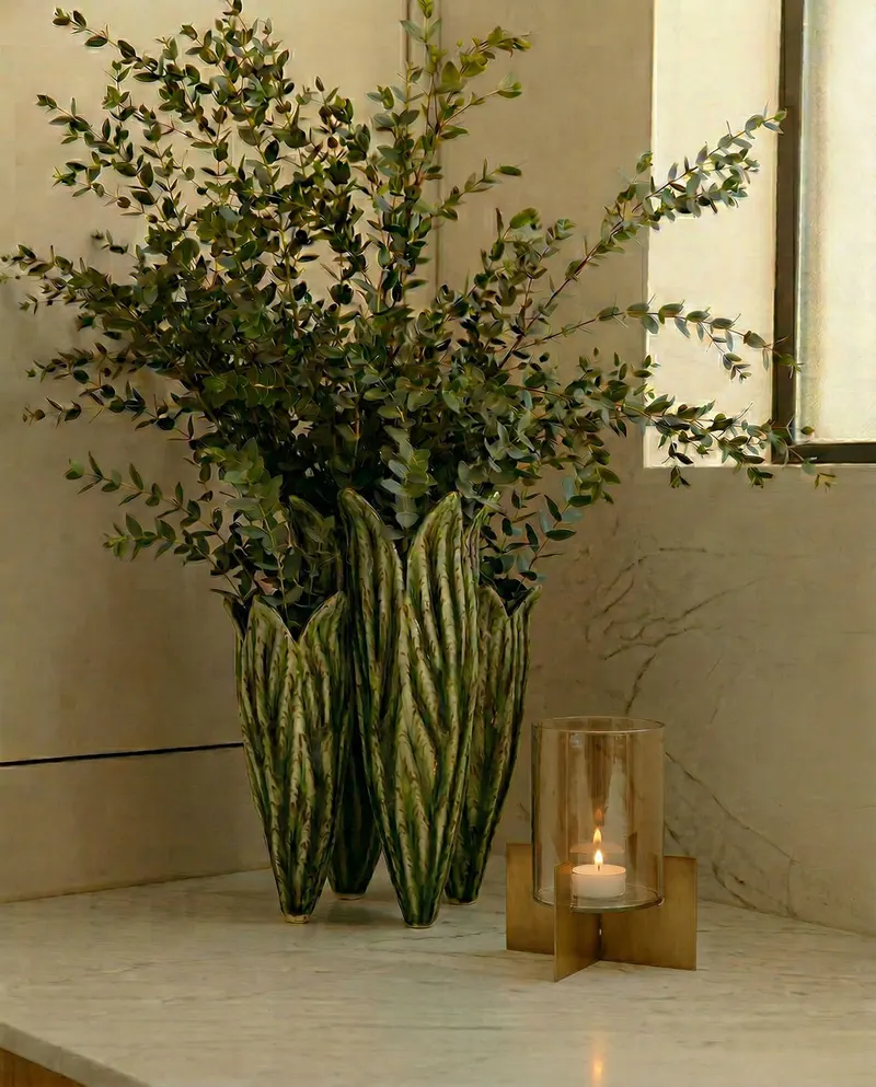 The Tulip Leaf Vase aus Steinzeug von Bazar Bizar, Größe 16 × 16 × 26 cm, Waldgrün, Ansicht 2