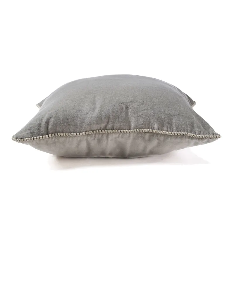 The Velvet Crush Cushion Cover Kissenbezug aus Samt von Bazar Bizar, Größe 50 × 50 cm, Grau, Ansicht 5
