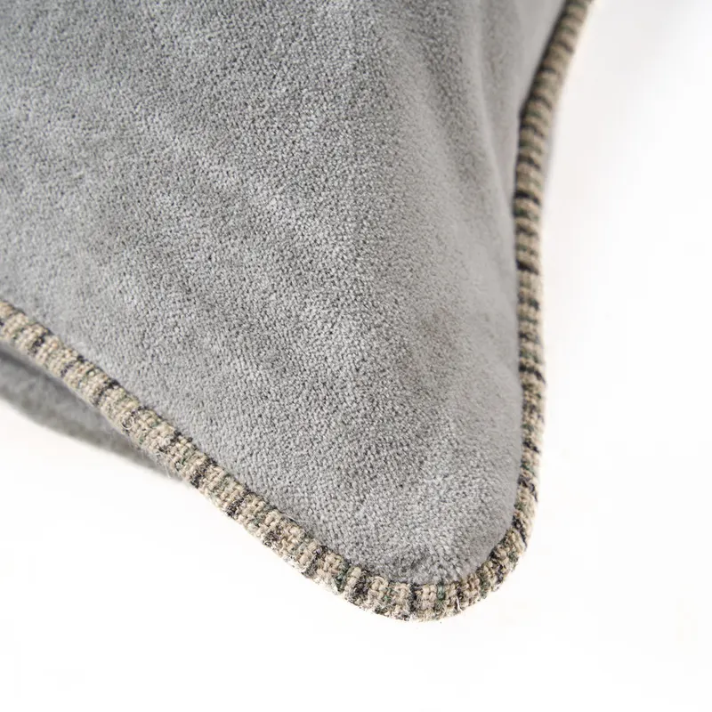 The Velvet Crush Cushion Cover Kissenbezug aus Samt von Bazar Bizar, Größe 50 × 50 cm, Grau, Ansicht 6