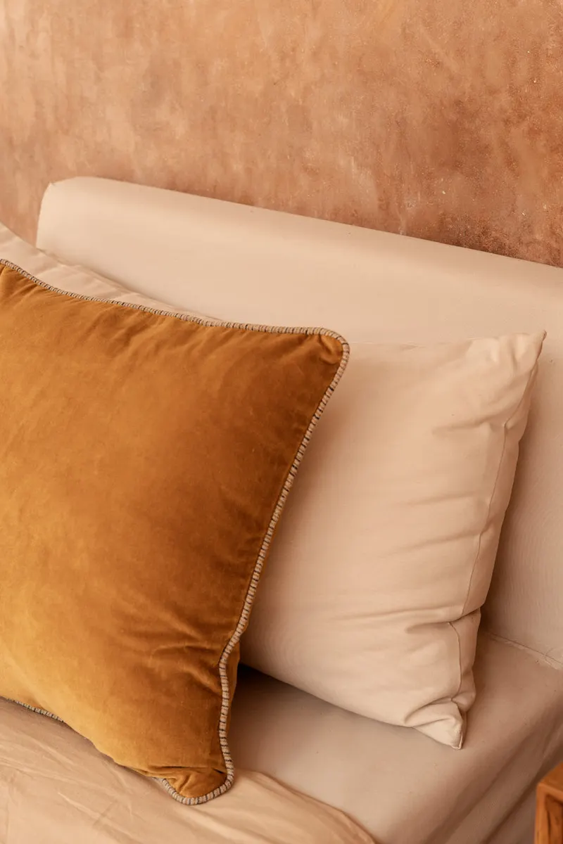 The Velvet Crush Cushion Cover Kissenbezug aus Samt von Bazar Bizar, Größe 50 × 50 cm, Senfgelb, Ansicht 2