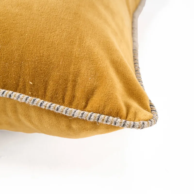 The Velvet Crush Cushion Cover Kissenbezug aus Samt von Bazar Bizar, Größe 50 × 50 cm, Senfgelb, Ansicht 5