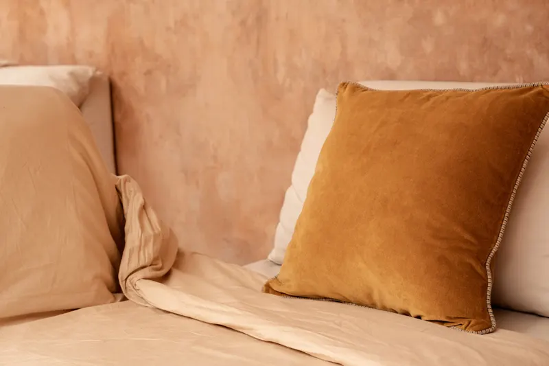 The Velvet Crush Cushion Cover Kissenbezug aus Samt von Bazar Bizar, Größe 50 × 50 cm, Senfgelb, Ansicht 8