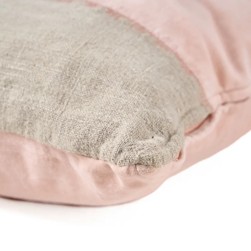 The Velvet Divorce Cushion Cover Kissenbezug aus Leinen und Samt von Bazar Bizar, Größe 30 × 50 cm, Natur / Rosa, Ansicht 4