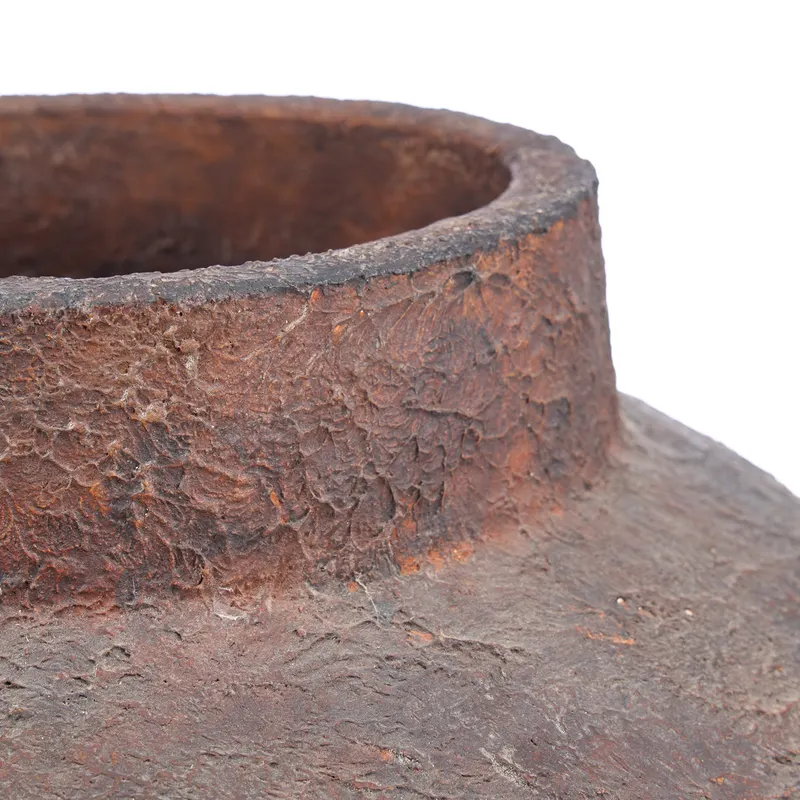 The Volcanic Vase, Vase aus Terrakotta von Bazar Bizar, Größe XXL, Burgunderrot, Ansicht 6