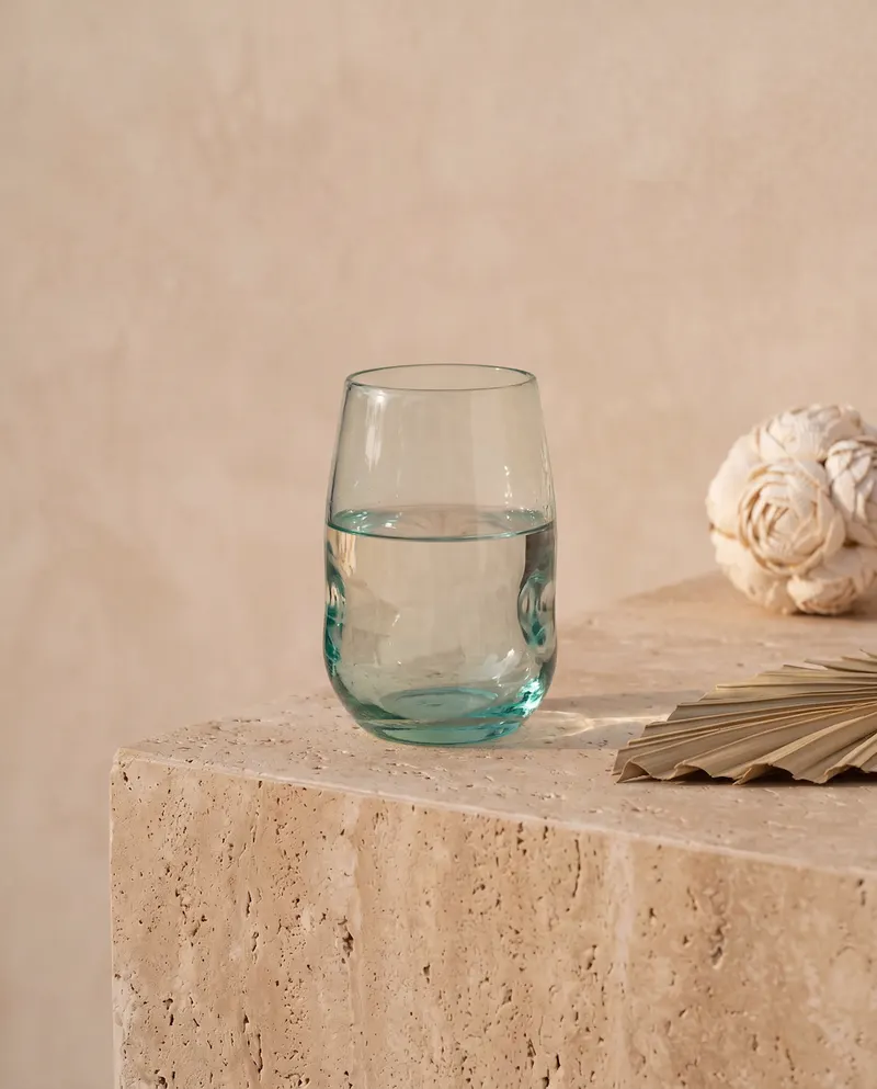 The Water Glass Trinkglas aus Recyclingglas von Bazar Bizar, Größe 6 × 6 × 11 cm, Blau, Ansicht 2