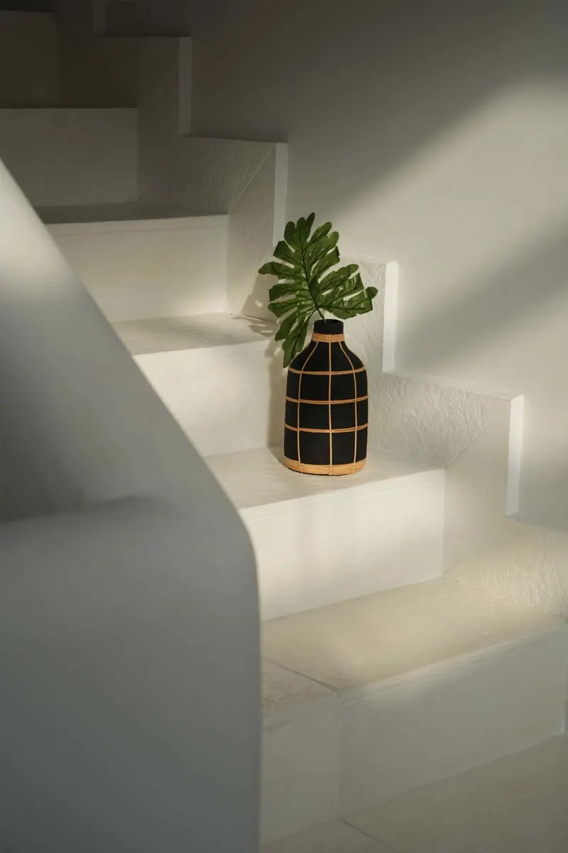 The Whoopy Vase aus Terrakotta und Rattan von Bazar Bizar, Größe L, Schwarz / Natur, Ansicht 2