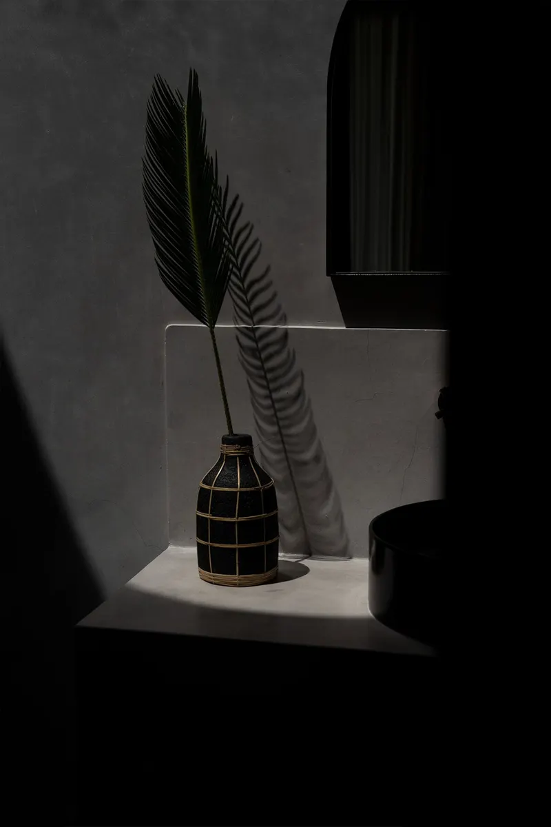 The Whoopy Vase aus Terrakotta und Rattan von Bazar Bizar, Größe L, Schwarz / Natur, Ansicht 4