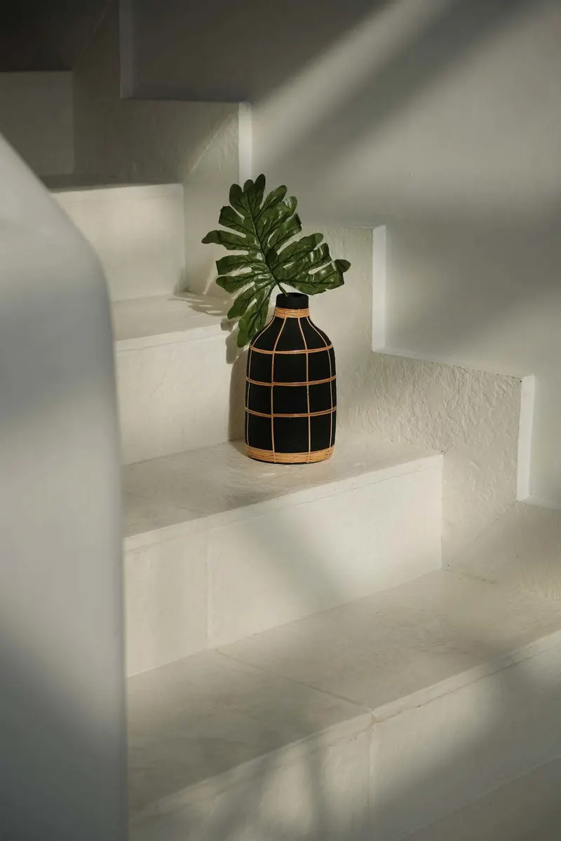 The Whoopy Vase aus Terrakotta und Rattan von Bazar Bizar, Größe M, Schwarz / Natur, Ansicht 3