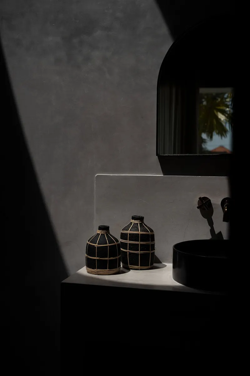 The Whoopy Vase aus Terrakotta und Rattan von Bazar Bizar, Größe M, Schwarz / Natur, Ansicht 4