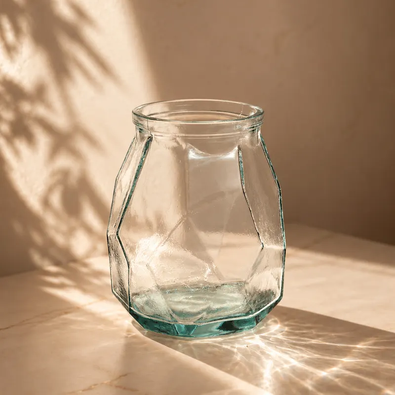 The Wide Origami Vase aus blauem Recyclingglas von Bazar Bizar, Größe 17 × 17 × 19 cm, Ansicht 2