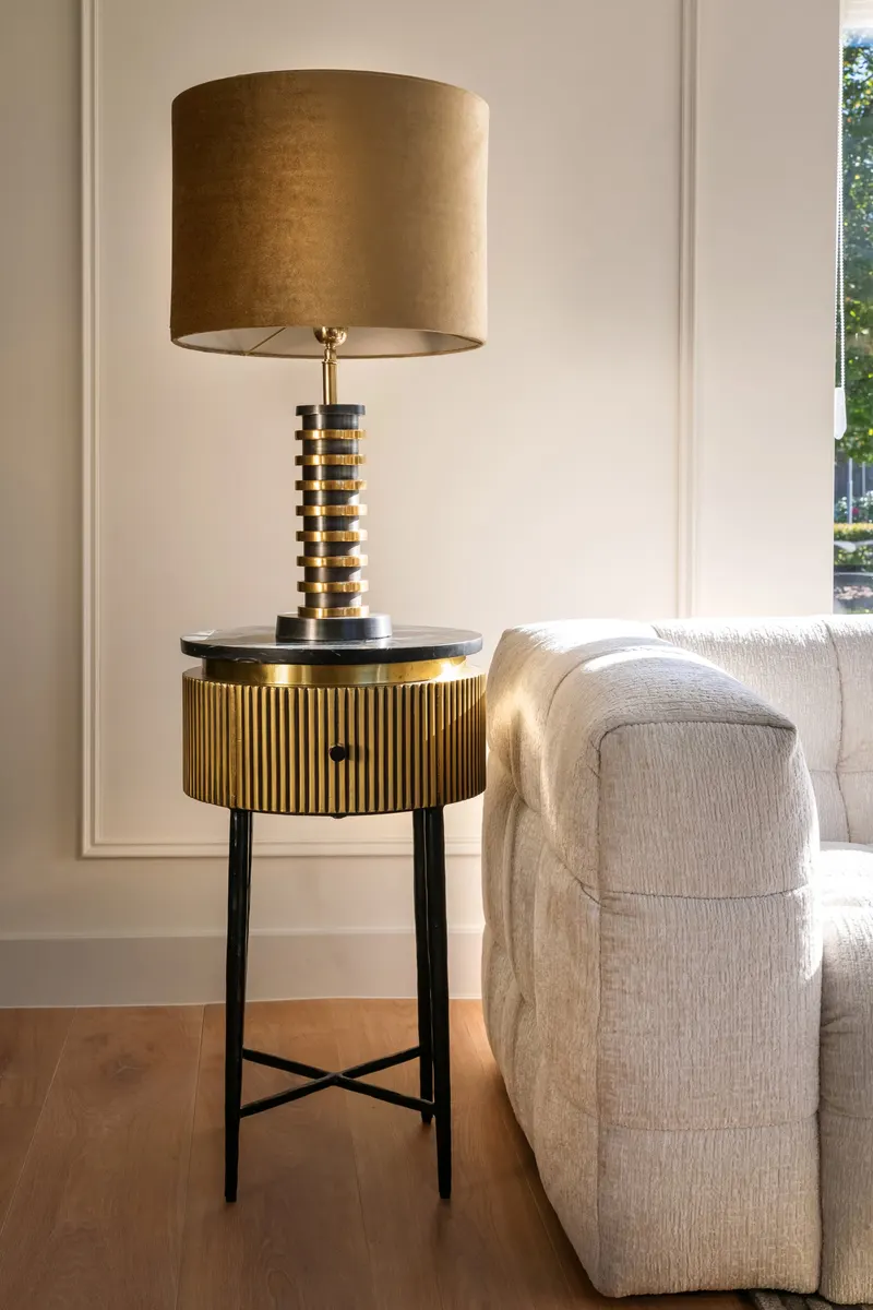 Ironville, Goldfarben von Richmond Interiors, Wohnbeispiel 5, im Wohnraum