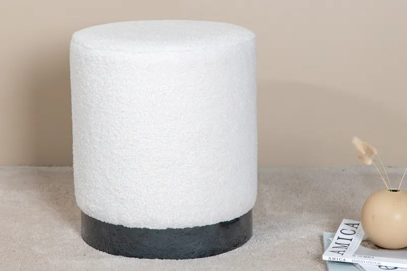 Benji zylinderförmiger Hocker mit Stahlsockel in Weiß, Gestell Schwarz, Polyester-Teddystoff, im Wohnraum, Ansicht 3