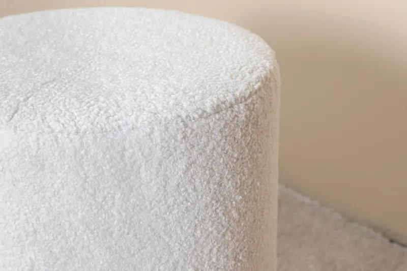 Benji zylinderförmiger Hocker mit Stahlsockel in Weiß, Gestell Schwarz, Polyester-Teddystoff, im Wohnraum, Ansicht 4