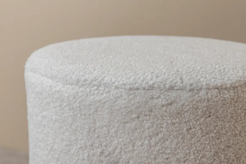 Benji zylinderförmiger Hocker mit Stahlsockel in Weiß, Gestell Schwarz, Polyester-Teddystoff, im Wohnraum, Ansicht 6