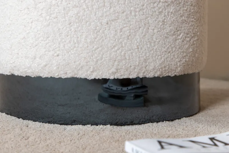 Benji zylinderförmiger Hocker mit Stahlsockel in Weiß, Gestell Schwarz, Polyester-Teddystoff, im Wohnraum, Ansicht 7