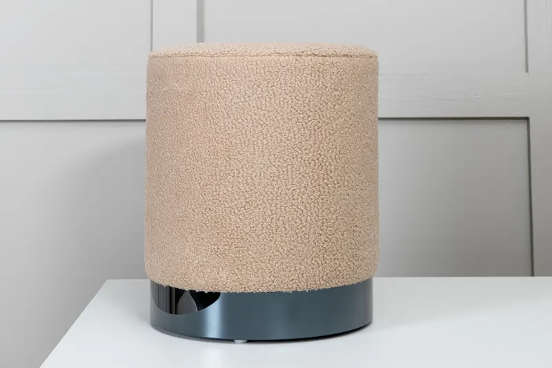 Benji zylinderförmiger Hocker mit Stahlsockel in Beige, Gestell Schwarz, Polyester-Teddystoff, im Wohnraum, Ansicht 1