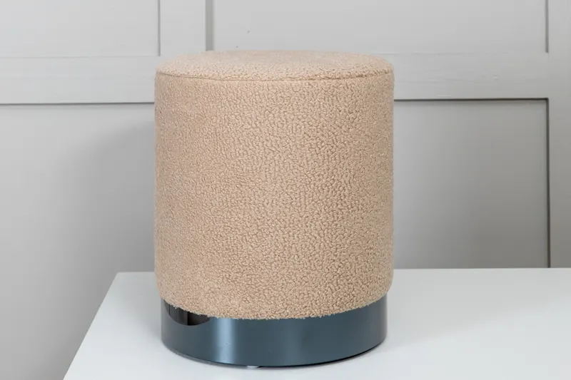 Benji zylinderförmiger Hocker mit Stahlsockel in Beige, Gestell Schwarz, Polyester-Teddystoff, im Wohnraum, Ansicht 2
