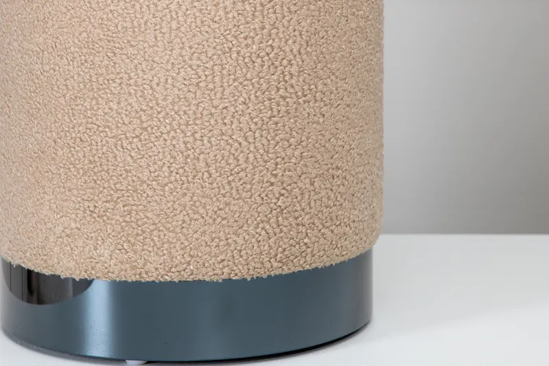 Benji zylinderförmiger Hocker mit Stahlsockel in Beige, Gestell Schwarz, Polyester-Teddystoff, im Wohnraum, Ansicht 3