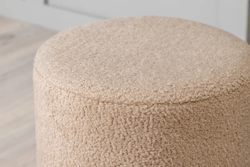 Benji zylinderförmiger Hocker mit Stahlsockel in Beige, Gestell Schwarz, Polyester-Teddystoff, im Wohnraum, Ansicht 4