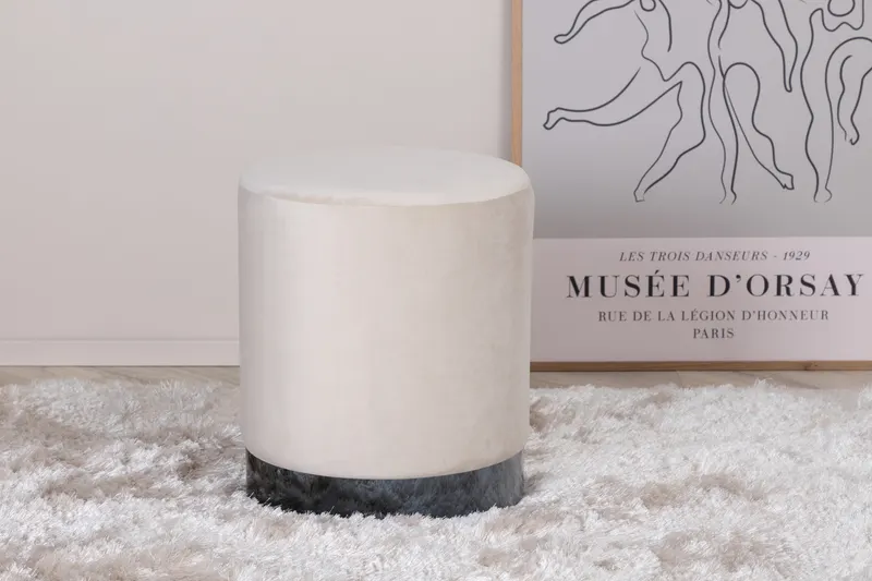 Benji zylinderförmiger Hocker mit Stahlsockel in Beige, Gestell Schwarz, Polyester-Samt, im Wohnraum, Ansicht 1