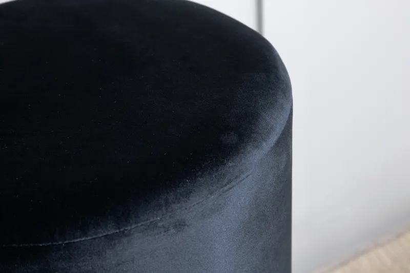 Benji zylinderförmiger Hocker mit Stahlsockel in Schwarz, Gestell Gold, Polyester-Samt, im Wohnraum