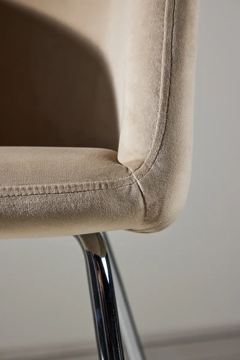 Berit Esszimmerstuhl mit Stoffbezug in Beige, Gestell Silber, Polyester-Samt, im Wohnraum, Ansicht 4