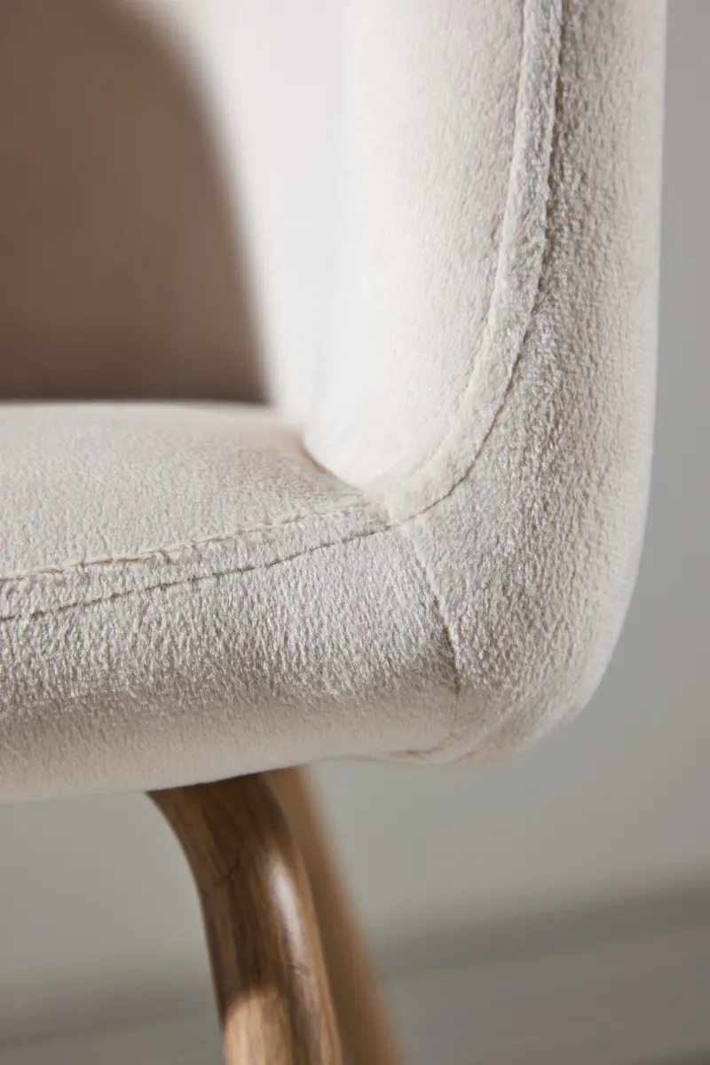 Berit Esszimmerstuhl mit Stoffbezug in Beige, Gestell Walnuss, Polyester-Samt, im Wohnraum, Ansicht 4