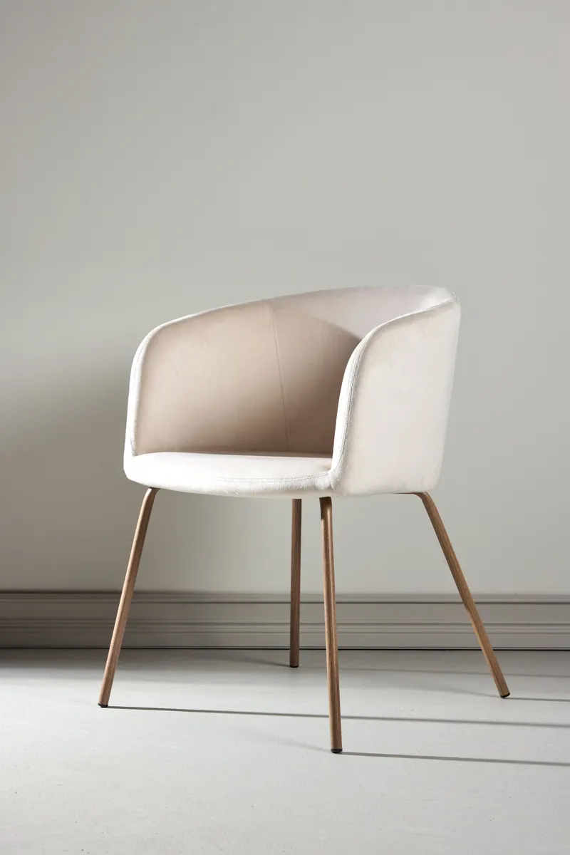 Berit Esszimmerstuhl mit Stoffbezug in Beige, Gestell Walnuss, Polyester-Samt, im Wohnraum, Ansicht 1