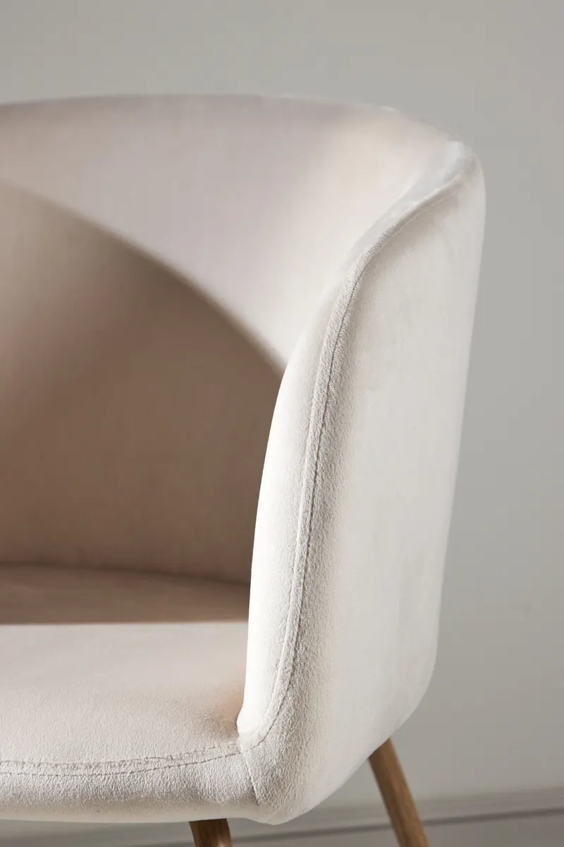 Berit Esszimmerstuhl mit Stoffbezug in Beige, Gestell Walnuss, Polyester-Samt, im Wohnraum, Ansicht 3