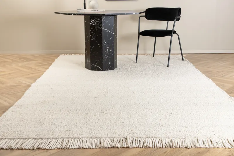 Betina Wollteppich, handgewebt mit Fransen in 300 × 200 cm, Weiß, im Wohnraum, Ansicht 2