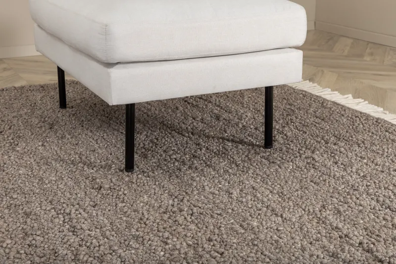 Betina Wollteppich, handgewebt mit Fransen in 300 × 200 cm, Braun, im Wohnraum, Ansicht 9
