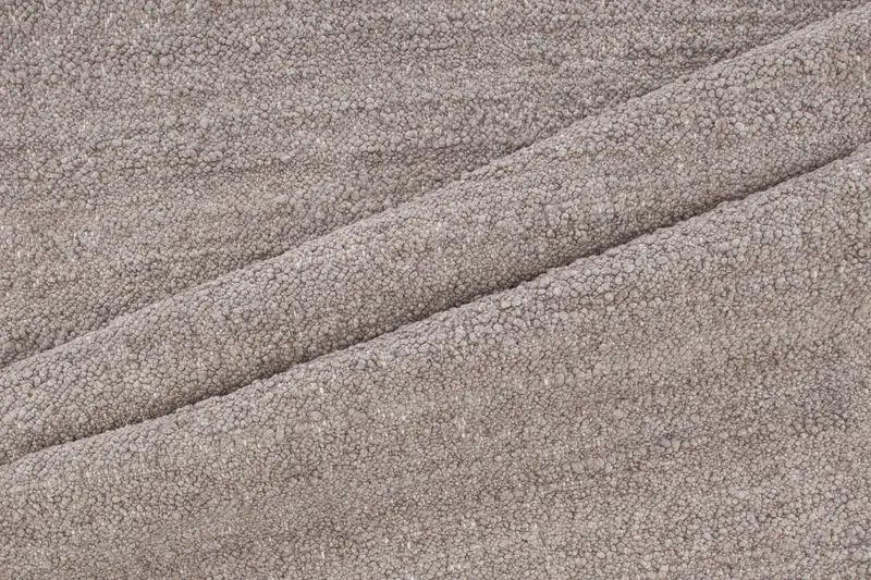 Betina Wollteppich, handgewebt mit Fransen in 300 × 200 cm, Braun, im Wohnraum, Ansicht 1