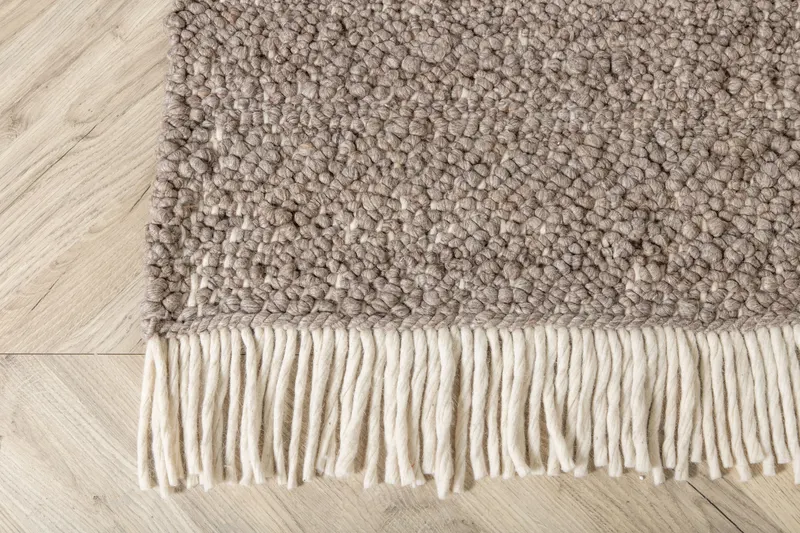 Betina Wollteppich, handgewebt mit Fransen in 300 × 200 cm, Braun, im Wohnraum, Ansicht 4