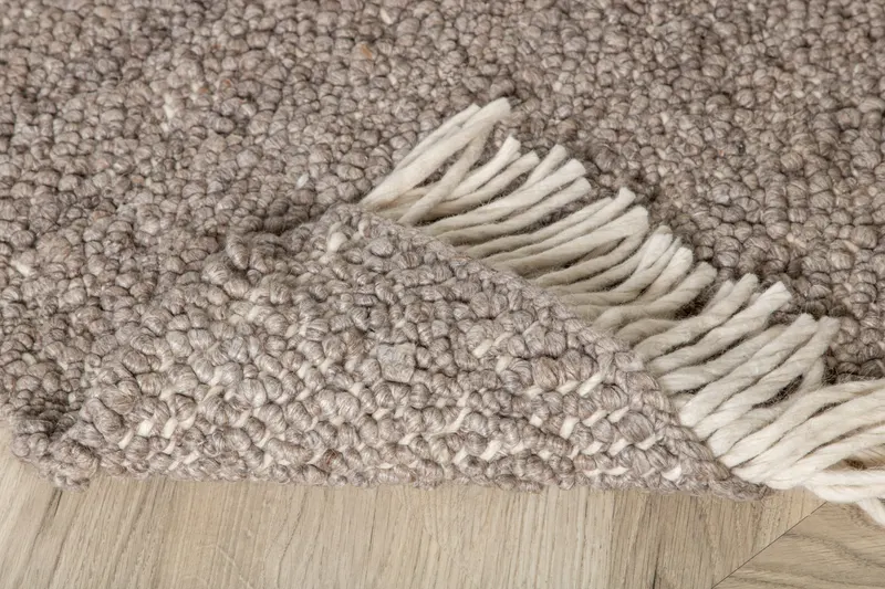 Betina Wollteppich, handgewebt mit Fransen in 300 × 200 cm, Braun, im Wohnraum, Ansicht 5