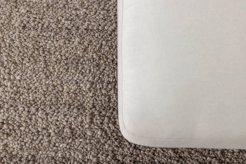 Betina Wollteppich, handgewebt mit Fransen in 300 × 200 cm, Braun, im Wohnraum, Ansicht 6