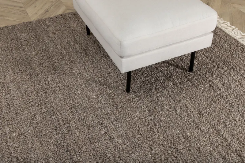 Betina Wollteppich, handgewebt mit Fransen in 300 × 200 cm, Braun, im Wohnraum, Ansicht 8