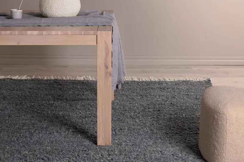 Betina Wollteppich, handgewebt mit Fransen in 230 × 160 cm, Grau, im Wohnraum, Ansicht 2