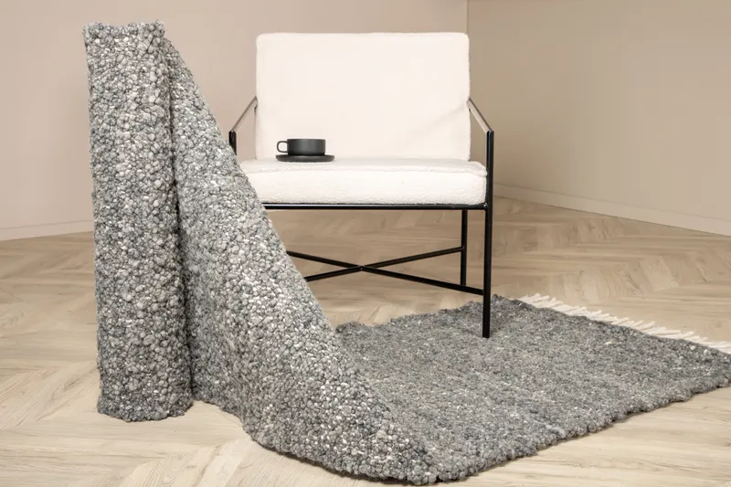 Betina Wollteppich, handgewebt mit Fransen in 250 × 80 cm, Grau, im Wohnraum, Ansicht 8