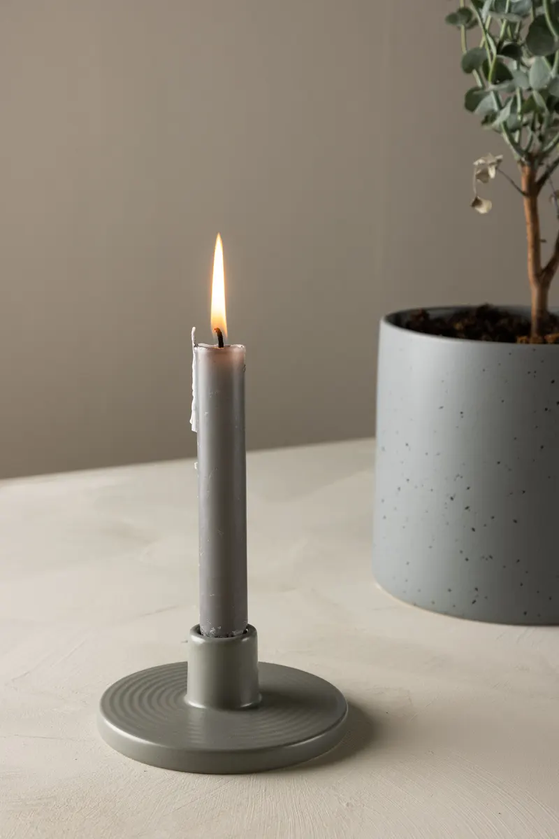 Bette Kerzenständer aus glasiertem Steinzeug mit Tülle in Ø 12 cm, Grau, im Wohnraum, Ansicht 1