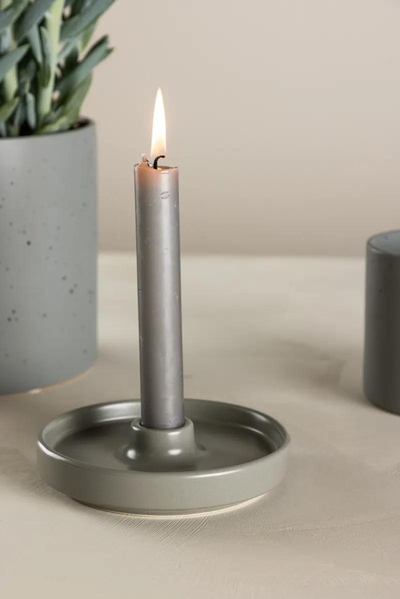 Bette Kerzenständer aus glasiertem Steinzeug mit Tülle in Ø 13 cm, Grau, im Wohnraum, Ansicht 1