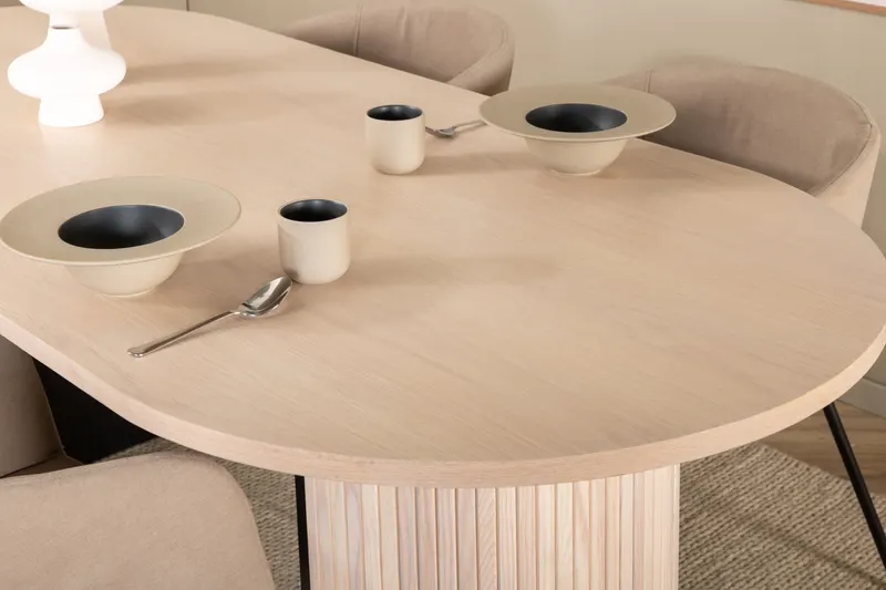 Bianca & Berit Essgruppe mit ovalem Esstisch und 4 gepolsterten Stühlen in Whitewash, Beige, Gestell Schwarz, im Wohnraum, Ansicht 3