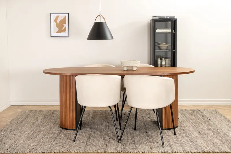 Bianca & Berit Essgruppe mit ovalem Esstisch und 4 gepolsterten Stühlen in Walnuss, Beige, Gestell Schwarz, im Wohnraum, Ansicht 1
